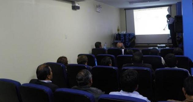 Los candidatos a la región participaron en una exposición sobre proyectos de saneamiento.