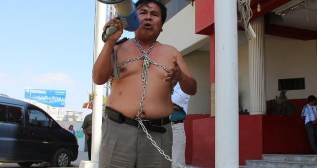 (Foto Archivo)El extinto dirigente sindical Ezequiel Nolasco, en una de sus protestas se encadenó frente al Poder Judicial exigiendo justicia por el asesinato de su hijo.