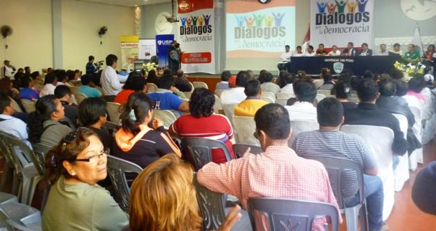 Casi medio millar de personas asistieron a escuchar las propuestas de los candidatos a la alcaldía de Nuevo Chimbote.