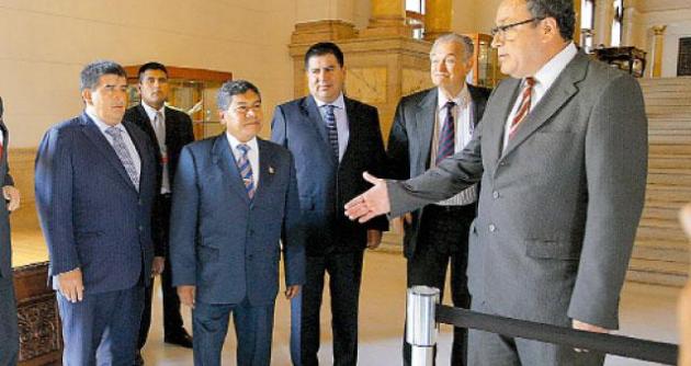 Excepto René Concha, el más bajo del grupo, todos los presidentes regionales que aparecen en esta foto se postularán a la reelección. (Foto La República)