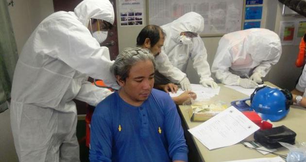 Así fueron evaluados los tripulantes de la embarcación que llegó a nuestro puerto, descartando un posible caso de ébola.