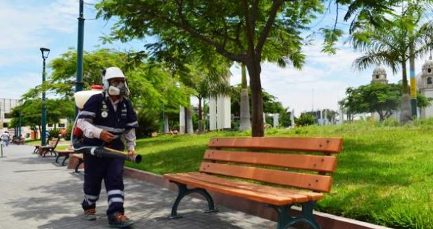 Jornada inició ayer. La Plaza de Armas de Nuevo Chimbote fue una de las primeras zonas fumigadas.