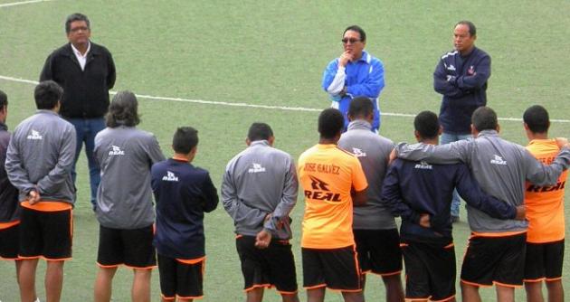 Elbert Rubiños estuvo hoy como técnico interino en las prácticas del Club José Gálvez.