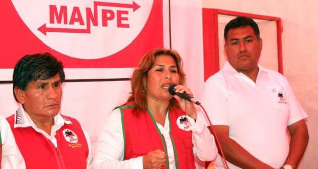 Giovanna Villanueva el día que inauguró su local junto al líder del MANPE.