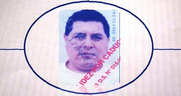 Mírelo bien, este sujeto es un peligroso delincuente y extorsionador conocido como "Gordo Tobby", quien se encuentra recluido en el penal de Piedras Gordas y desde allí sigue delinquiendo.