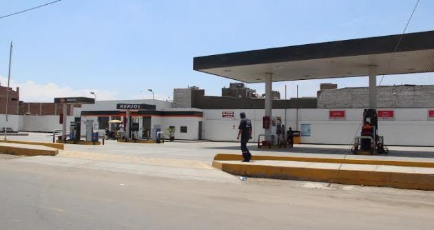 Fueron cuatro delincuentes y fugaron en automóvil rojo.