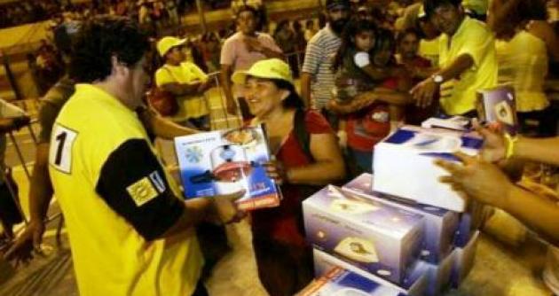 Congresista Heriberto Benitez distribuyendo artefactos eléctricos en su campaña.