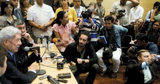 El peruano, MVLL, premio Nobel de Literatura, mostró simpatía con el sector estudiantil que se opone al gobierno de Nicolás Maduro. (foto: AP)