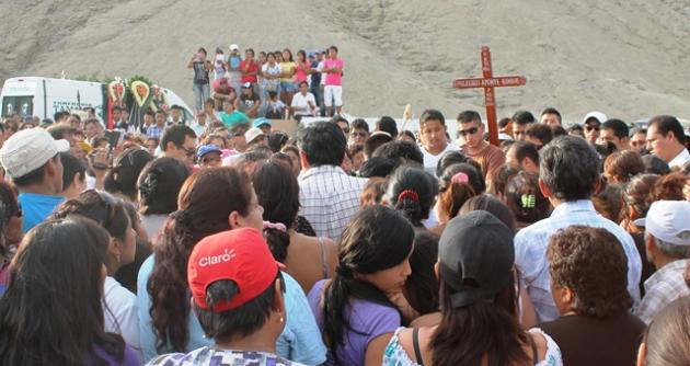 Unas 300 personas acompañaron el cortejo fúnebre hasta el Cementerio General de Casma.