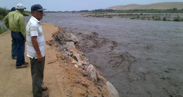 Los moradores de los poblados de Santa están alarmados ante un inminente desborde del río. Reciben poca ayuda de las autoridades.