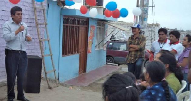 Candidato a la alcaldía de Nuevo Chimbote en visita a vecinos de Las Lomas.