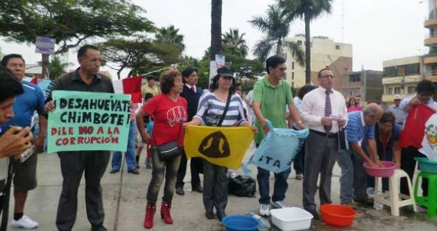 Lavado de banderas contra la corrupción seguirán todos los domingos en la plaza central.