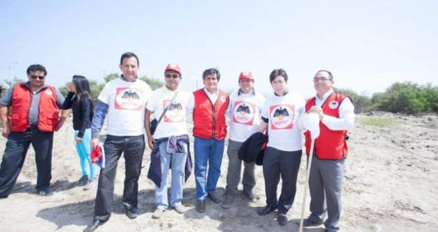Esteban Cacha Salazar, candidato a alcalde provincial, en limpieza de pantanos.