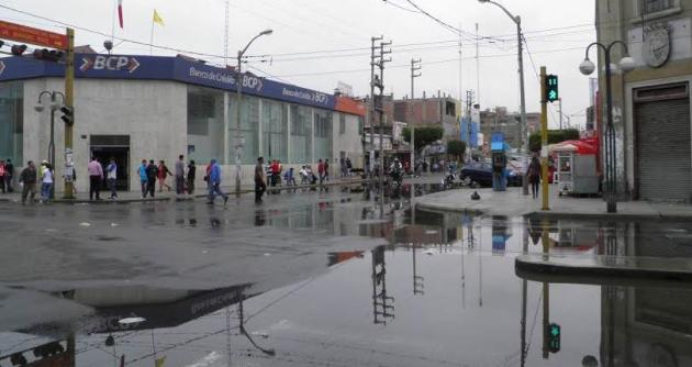 El tránsito vehicular fue suspendido en varias calles de Chimbote debido al fuerte oleaje. (Foto: Chimbotenlinea.com)