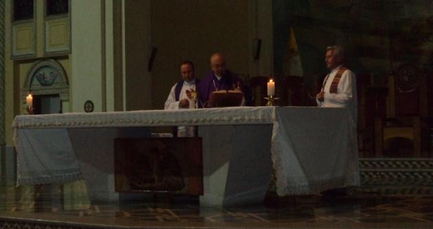 Monseñor Ángel Francisco Simón Piorno, ofició esta noche una misa por los 9 días del fallecimiento del exconsejero regional, Ezequiel Nolasco.