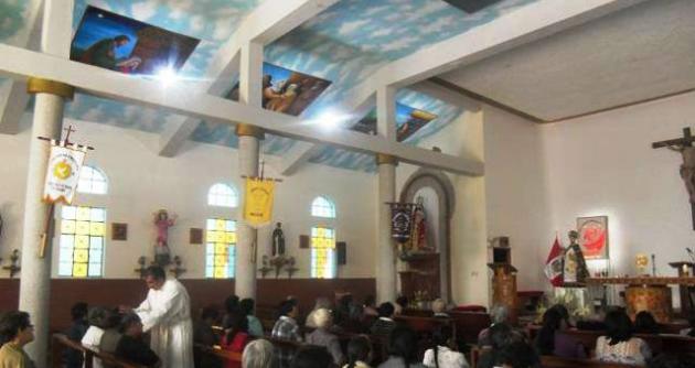 Ceremonia de bendición de los lienzos del techo de la iglesia de Moro.