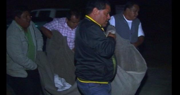 Momentos en que los agentes policiales retiran el cuerpo de Evelyn Alexandra Aybar Cáceres.