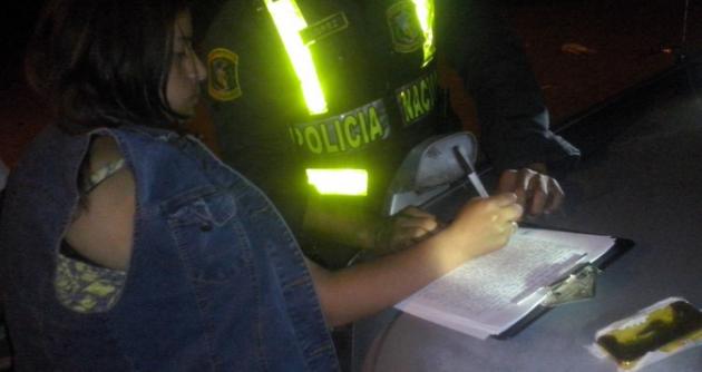 Lizbeth Margorie Cueva Rojas momentos en que es intervenida por la Policía de Carreteras. (Foto cortesía PNP)