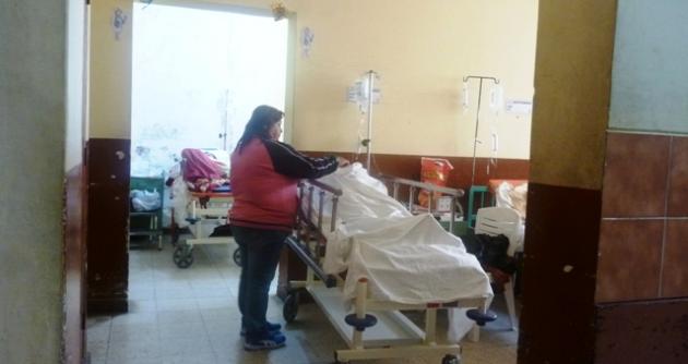 Maryori Reyes Rodríguez estuvo a punto de morir en esta cama de la sala de emergencias del Hospital La Caleta
