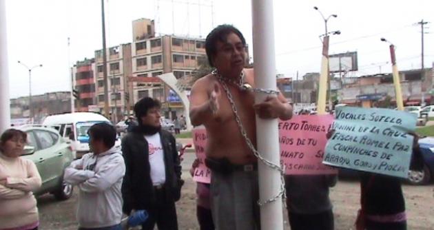 Ezequiel Nolasco se encadenó en mastil del Palacio Judicial de Chimbote.
