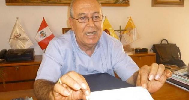 Con boleta de pago en mano, el Obispo de Chimbote demostró que no gana como ministro.