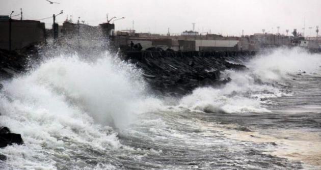 Olas de hasta 8 metros de altura se registraron durante la madrugada de hoy en la zona costera de Chimbote. (Foto Chimbotenlinea.com)