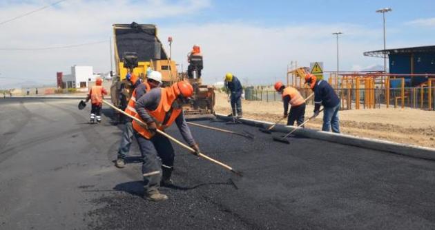 Actualmente se coloca la segunda capa de asfalto caliente en obra de intercambio vial.
