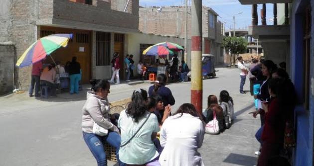 Los pacientes de la posta de "Magdalena" siguen siendo atendidos en la calle.