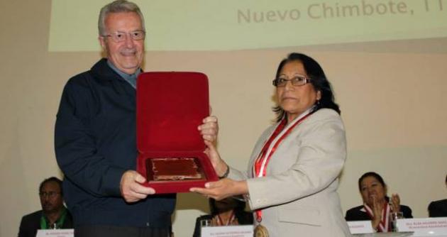 Padre Matías recibió plato recordatorio de manos de rectora de la UNS.