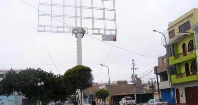 Panel publicitario instalado en el parque central de Huanchaquito.