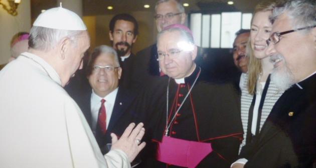 Sacerdote chimbotano Manuel Larrosa saluda a su santidad Francisco en el Vaticano.