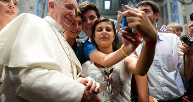 Papa Francisco pide atender a los jóvenes.