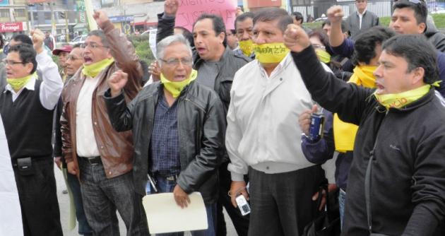 La prensa independiente en peligro. Los periodistas no alineados a César Álvarez, hicieron un plantón frente a la Corte del Santa.