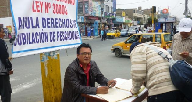 Pescadores recolectaron firmas en exteriores de mercado modelo. Foto: Milton Palpa
