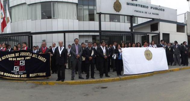300 jueces y fiscales participaron esta mañana de un plantón.
