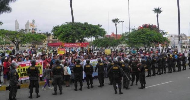 Los invasores de los terrenos que pertenecen a Chinecas volvieron a protestar hoy frente al municipio.