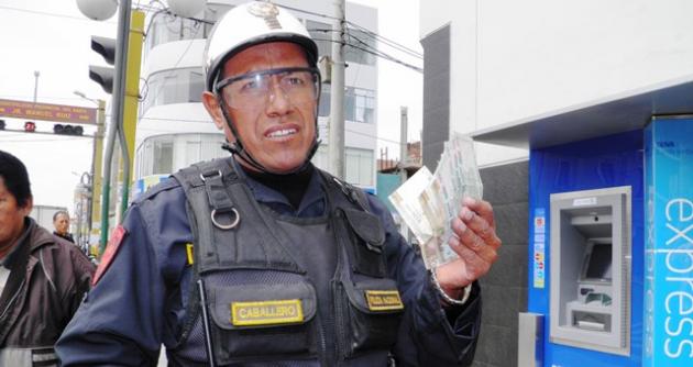 El suboficial brigadier PNP William Caballero Delgado devolvió los 460 soles que encontró en un cajero automático, al parecer el propietario los dejó olvidados. Él es sin duda un buen elemento de la Policía Nacional.