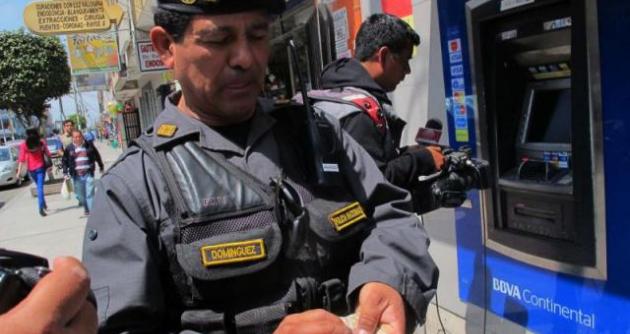 El suboficial David Domínguez Castañeda alerta sobre uso del cajero.