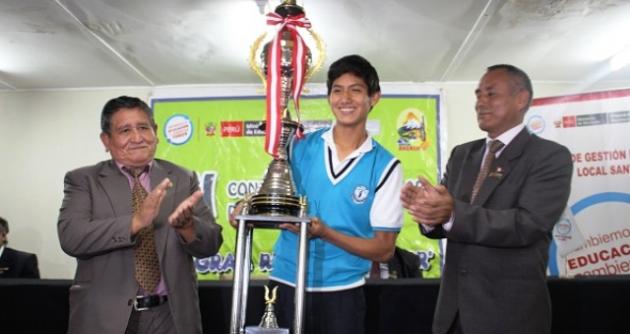 Muy orgullosos los estudiantes ganadores recibieron sus merecidos premios.
