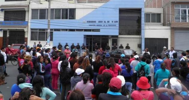 Protesta de las mujeres fileteras de Chimbote frente a la sede de la Direpro.