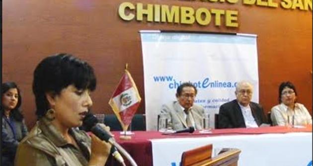 Mónica Gismondi, directora periodística de Perú en Línea, en el lanzamiento de Chimbote en Línea en el 2011. Estuvimos apadrinados por el gran maestro del periodismo, Edmundo Cruz.