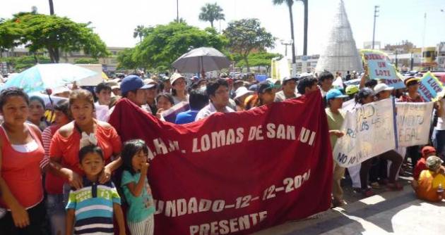 Moradores de siete invasiones de Nuevo Chimbote llegaron hasta plaza de Armas.