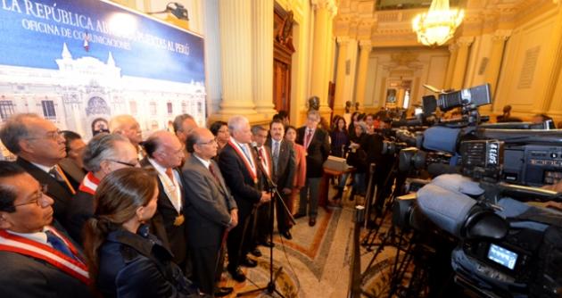 Rector de la UNMSM, Dr. Pedro Cotillo, autoridades universitarias y congresistas ofrecieron una conferencia de prensa en el Congreso de la República del Perú.