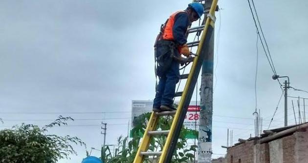 Hidrandina en coordinación con el JEE del Santa realizaron un operativo de retiro de propaganda electoral en los postes de alumbrado público.