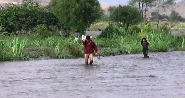 Los policías y los agricultores de la Junta de Regantes del Anexo Pampa de Vinzos han iniciado la búsqueda del menor desaparecido.