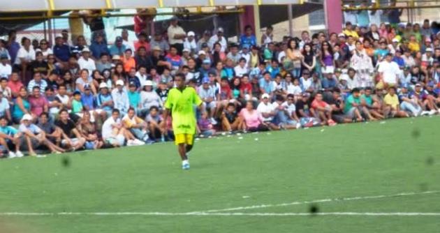 El jugador de la franja, Ronaldinho Alvarado, fue sorprendido jugando en un campeonato barrial. Haciendo caso omiso a la advertencia del entrenador. (Fotos: cortesía Club José Gálvez)