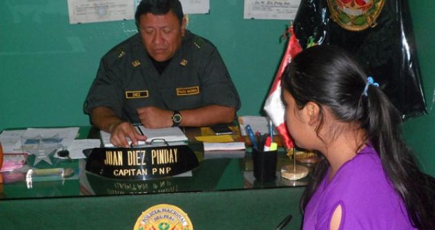 Escolar que participa en programa de periodismo digital entrevista a jefe policial.