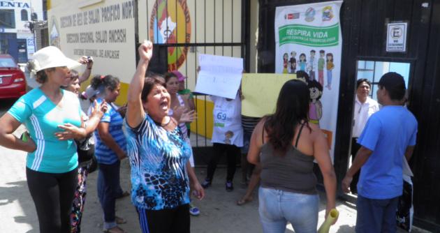 Pacientes advierten que continuarán con protesta hasta que se atienda su pedido.