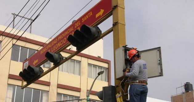 Personal de la municipalidad provincial y de la empresa responsable de su instalación realizan reparación y mantenimiento de semáforos.