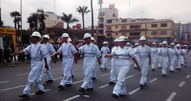 Estudiantes de SENATI participaron hoy en izamiento y desfile.